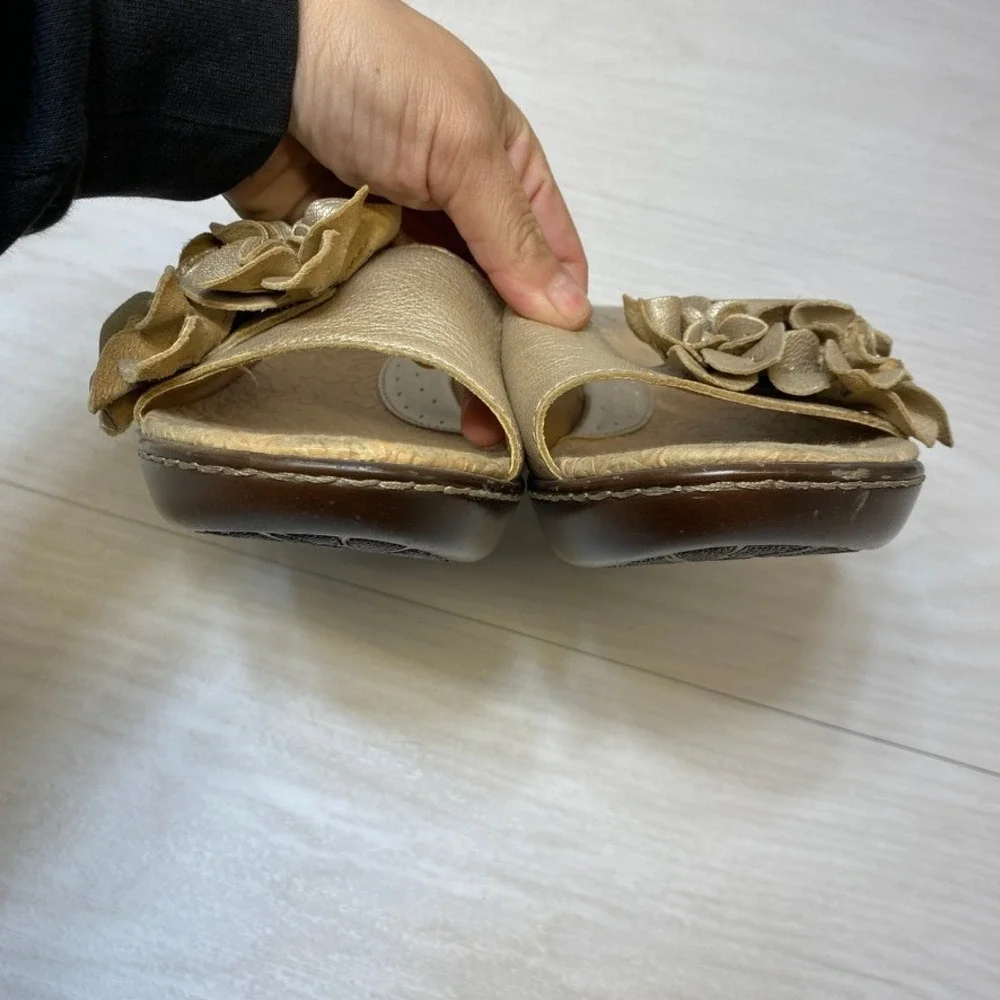 B.O.C.‎ Womens 10 Wedge Sandals Floral Metallic Gold C12146 Bohemian Slides